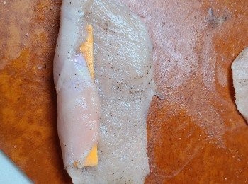 step3: <a href="https://bit.ly/3EZL8dD" target="_blank" data-keyword="雞胸" class="guide-link"><strong>雞胸</strong></a> <span style="display:inline-block;vertical-align:middle;margin-top:-3px;color:initial;border-radius:3px;padding:2px 3px;font-size:12px;line-height:14px;background:#87d300;color:#fff;">即買</span> 肉緊貼芝士條用力捲起来。