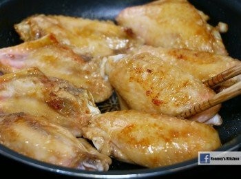 step4: 熱鍋, 下少許油, 將醃好的<a href="https://bit.ly/3zHU5V3" target="_blank" data-keyword="雞翼" class="guide-link"><strong>雞翼</strong></a> <span style="display:inline-block;vertical-align:middle;margin-top:-3px;color:initial;border-radius:3px;padding:2px 3px;font-size:12px;line-height:14px;background:#87d300;color:#fff;">即買</span> 煎香二面