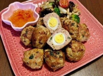 step6: 煎好的鵪鶉蛋肉丸, 吃時有淡淡的羅勒葉香氣, 用了酸酸甜甜嘅春卷醬汁, 不但美味開胃同時且可解肉丸的油膩感！