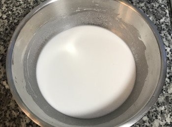 step3: 地瓜粉或木薯粉與剩下的水混勻；