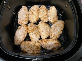 step5: 將<a href="https://bit.ly/3zHU5V3" target="_blank" data-keyword="雞翼" class="guide-link"><strong>雞翼</strong></a> <span style="display:inline-block;vertical-align:middle;margin-top:-3px;color:initial;border-radius:3px;padding:2px 3px;font-size:12px;line-height:14px;background:#87d300;color:#fff;">即買</span> 排放在炸鍋內，180度氣炸10分鐘