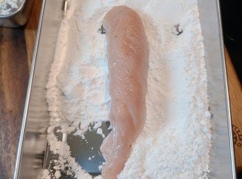 step4: 先將雞肉條均勻地沾上一層薄麵粉，靜置1-2分鐘等反潮，(這是確保炸時粉不易跟肉分離) 。再在全蛋液沾一圈，最後在麵包糠裏面打個滾，讓其均勻的裹上麵包糠。