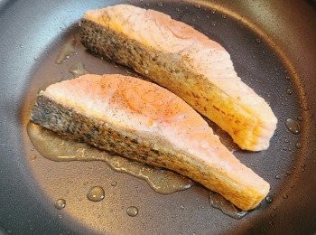 step3: 再煎其他面至變色，倒出多餘的油。