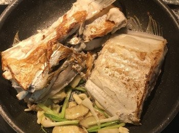 step4: 下蔥、薑、蒜和蔥白炒香；