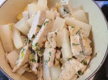 step6: 下煎好的魚鬆和胡椒粉拌勻煮一會。