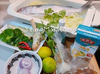 step1: 烏頭魚清除內去鱗(可叫魚敗代勞)洗淨，抹乾水份。所有材料洗淨; 香茅拍扁切段; 紅蔥頭去衣拍扁; 南薑切片開拍扁，青檸半個切片，其餘的切半; 泰式蒜頭略拍扁; 椰菜切絲。指天椒切粒，酸梅搗爛。檸檬葉搓揉撕碎。