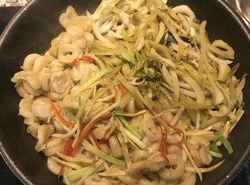 step5: 再放入酸菜炒水酸味；