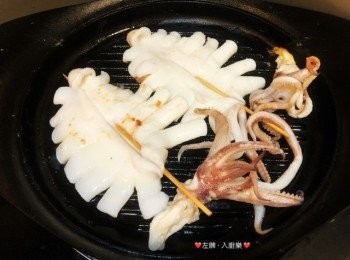 step7: 再以料理剪刀從中間剪開，魷魚就像一把把蕉扇的様子。