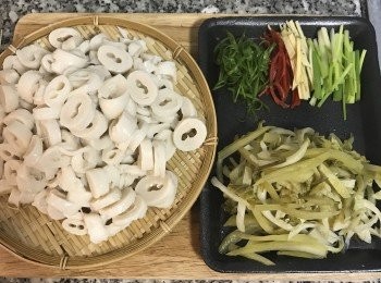 step2: 麵腸切圈狀，蔥切段留蔥白，蔥綠則切細絲；酸菜切絲後再洗一次瀝乾；