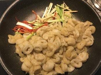 step4: 鍋燒熱後下比炒菜多一點油，放入麵腸鋪平，煎到上色後翻面；