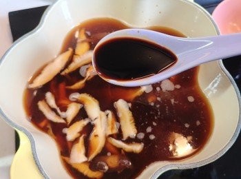 step6: 煮滾後再調較至細火，加入調味和蓋上鍋蓋煮約8-10分鐘（試味和增減鹽量）。