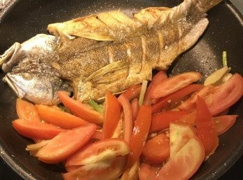 step9: 放入蕃茄炒軟；