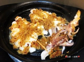 step8: 用掃掃上醬料於兩面，將醬汁煎烤到微微收汁便可以了