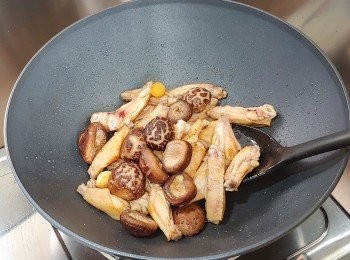 step8: 加進冬菇稍為兜炒