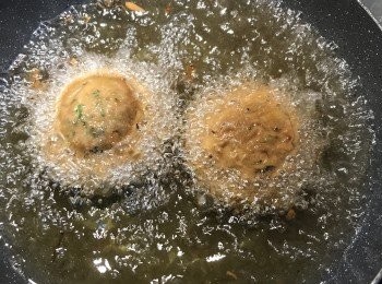 step14: 輕敲邊緣讓蚵嗲滑落。
不過漢子要誠實的說，這次用的不銹鋼湯匙太深又太厚，會粘住，無法順利脫膜，但是因為這個<span class="group_2">粉漿</span>夠脆硬，所以炸到定型後，漢子把蚵嗲離油挖起來，倒扣在另一個木匙上，再補些<span class="group_2">粉漿</span>，再次入鍋，等新淋的<span class="group_2">粉漿</span>炸定型，就可以離膜炸到蚵嗲全部酥脆上色。