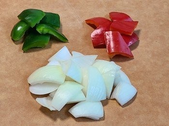 step3: 洋蔥去衣、切角... 青、紅椒切角... 洗淨後瀝乾。