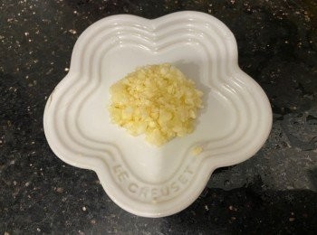 step4: 蒜頭切碎