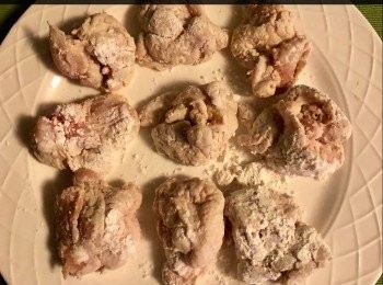 step2: 每個鷄球均沾上生粉備用。