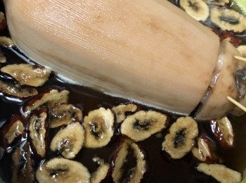 step6: 1 小時後放入紅棗，再用小火煮20分鐘。取部份湯汁用大火煮至濃稠，加入糖桂花拌勻備用。