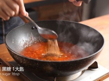 step4: 加入高湯、黑糖道黑糖拌勻後，將步驟2的蝦子重新入鍋拌勻。