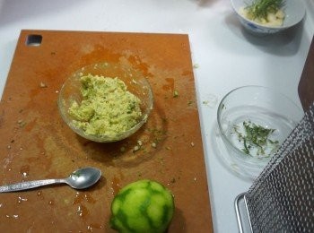 step1: 先準備 醃料及牛油料
蒜頭去皮，一半留原粒，一半切碎
切碎的部份做牛油料

迷迭香先分一半番原支備用，
再分一半切碎做牛油料，另一半切碎做醃汁
指天椒 洗淨去蒂再切碎做牛油料
檸檬洗淨，先磨檸檬青做牛油料，另榨汁做醃汁，榨汁後的檸檬留用
將牛油、蒜頭碎、迷迭香、指天椒及檸檬青拌勻放入雪櫃備用