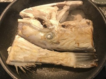 step2: 剝皮魚先下鍋將兩面煎上色；