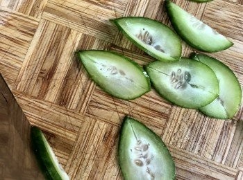 step5: 青瓜切半再斜切成蝴蝶片。