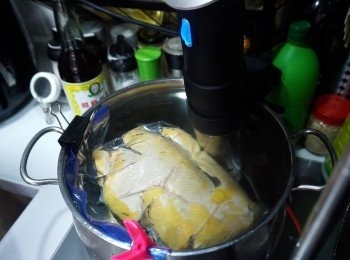 step1: 雞洗淨後先抹鹽，再放入慢煮袋
以75度慢煮3小時