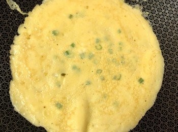 step2: 先將2茶匙生粉和2湯匙水攪勻成生粉水備用，將雞蛋打散，加入剛才開好的生粉水，再拌入少許蔥粒，燒熱油，加入雞蛋漿將兩面煎熟，造成薄薄的一層蛋皮。備用。