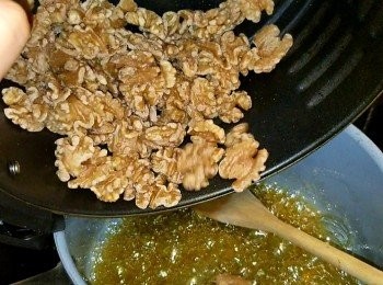 step3: 將水煮滾，轉中大火,將麥芽糖和片糖放入, 待煮至粘調程度，熄火，放入合桃和芝麻，攪伴至完全撈匀。大概5分鐘。