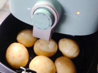 step2: 在薯仔上撒上少許海鹽。掃上牛油果油，氣炸鍋180度，放入小白薯氣炸約 8分鐘或至金黃熟透。(氣炸時間要視乎薯仔的大小，請自行調較。） 最後撤上黑胡椒碎和乾番茜碎便可。