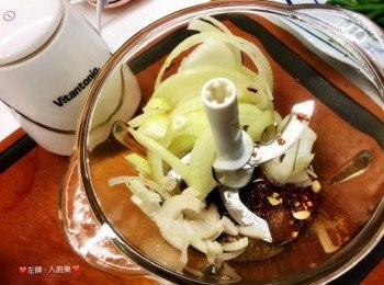 step2: 將醬汁材料放入攪拌機打成新疆風味醬