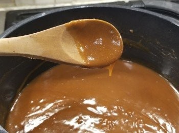 step4: 放入適量水，加入咖喱磚中火煮溶，不時攪伴(太杰，可慢慢加入小量水)，加入茄汁和豬扒醬【秘】攪拌均匀至稀杰身(如相片)，試味

★豬扒醬汁與茄汁比例 1：1.5