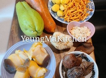 step1: 預備材料：拂手瓜 、紅蘿蔔去皮洗淨切件備用; 螺頭洗淨, 放入滾水中, 加入數片薑片汆水，汆水後用冷水洗淨;  南北杏洗淨浸水約15分鐘備用。栗子洗淨備用；蟲草花洗淨備用 ;無花果洗淨切半備用。 陳皮用清水浸軟刮瓤；鮮百合一片片剝下洗淨備用；