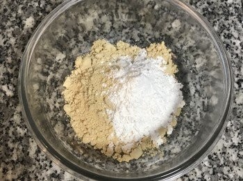 step3: 黃豆粉+在來米粉+鹽；