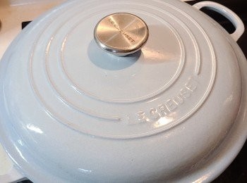 step5: LC 26 buffet無水蒸魚密碼是4、9、5 （即是中火4分鐘，細火9分鐘，關火後焗5分鐘），全程蓋上蓋。如沒LC鍋，可隔水蒸10-12分鐘。