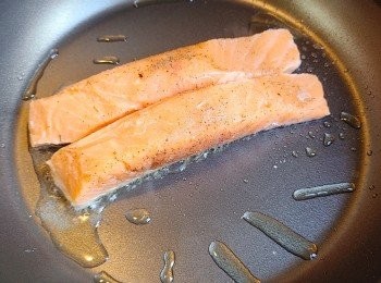 step2: 熱鑊後加入油，放入鮭魚，魚皮先向下，煎至魚皮金黃酥脆。