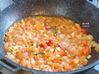 step6: 將香蒜洋蔥辣椒番茄煮成辣汁。
