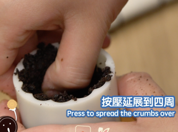 step17: 按壓延展到四周，放入一份內餡 Press to spread the crumbs over, Put in a ball of cream cheese