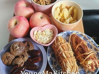 step1: 無花果洗淨剪開，蘋果去芯切件。南北杏洗淨浸水約15分鐘。合桃汆水備用；椰棗洗淨備用。 玉竹和五指毛桃清洗乾淨浸水約半小時。