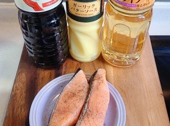 step1: 預備材料：鮭魚放普通格低溫解凍後先徹底洗淨及用廚紙抺乾；撒上胡椒粉。日式醬油和味醂預先拌勻備用。