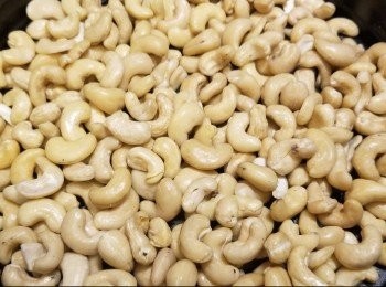 step2: 技巧①
入氣炸鍋用 82℃(180℉) 5分鐘烘乾腰果（可選擇用厨紙印乾再入鍋)