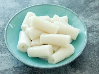 step5: 混醬腸粉：一邊用膠刮刀，一邊用手將蒸好的粉皮捲成條狀，然後切件