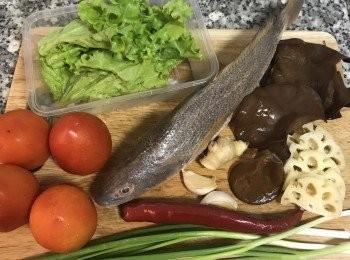 step1: 選用大小適當、魚刺少的海魚，都很適合來煮這道菜；將黒木耳洗淨冷水泡發，剪去地蒂頭；青菜、蕃茄和辛香料都先洗好瀝乾；