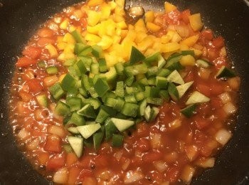 step10: 放入黃甜椒、青椒與小黃瓜丁；