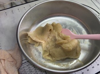 step3: 攪拌後成糊狀便可，太杰就加水。
蒸盤噴適量生油
把香蕉糊倒進蒸盤
蒸盤越大糊糊越薄，蒸的時間越快。
預熱蒸爐
100度蒸20分鐘
或隔水蒸，水滾後蒸20-30分鐘。視乎粉糊厚薄

蒸好後用刮刀刮起，反覆攪拌，搓壓。
越攪拌越有彈性，口感更佳。

放一會，放到暖而不燙手為止。