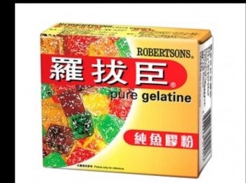 step9: 首先把50克凍水倒入20克魚膠粉座熱水攪勻