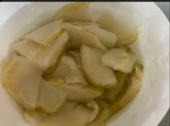 step2: 榨菜切片，用水浸泡20分鐘