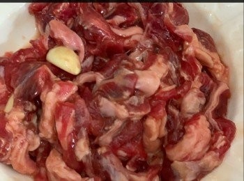 step3: 牛柳邊切片加入<span class="group_2">醃料</span>，醃15分鐘
加入已浸泡榨菜撈勻
蒸15-18分鐘