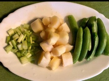 step3: 香芹切粒。2湯匙分量的子薑。少許甜豆。